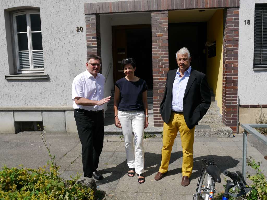 Biberachs OB Zeidler, Sozialdezernentin Petra Alger und Landrat Dr. Heiko Schmid vor der zukünftigen Asylbewerberunterkunft im Zeppelinring